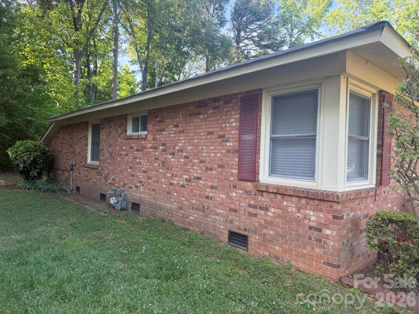 4915 Malibu Drive, Charlotte, NC 28215.  MLS# CAR4386939, YatesRealty ID 25764. 