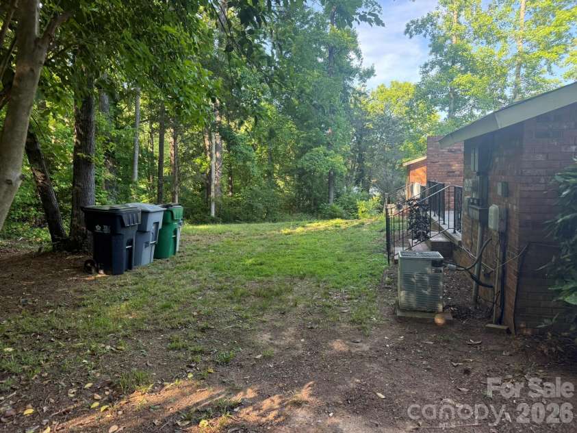 4915 Malibu Drive, Charlotte, NC 28215.  MLS# CAR4386939, YatesRealty ID 25764. 
