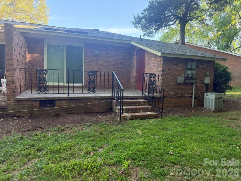 4915 Malibu Drive, Charlotte, NC 28215.  MLS# CAR4386939, YatesRealty ID 25764. 