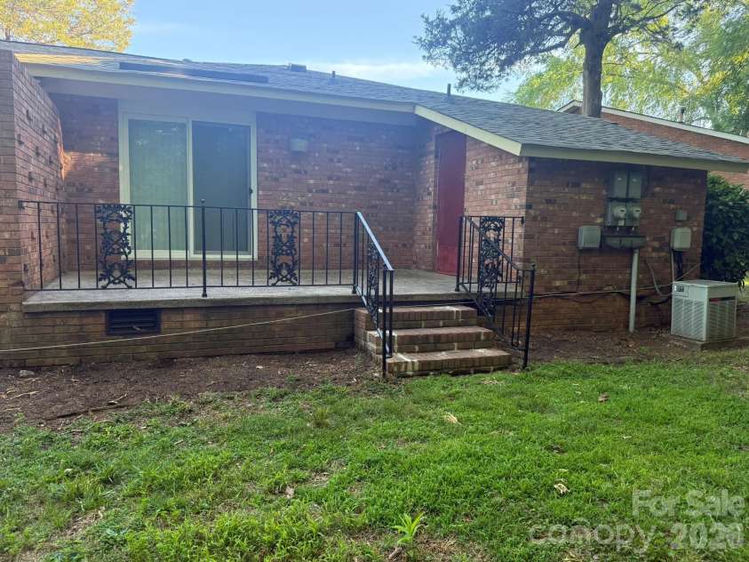 4915 Malibu Drive, Charlotte, NC 28215.  MLS# CAR4386939, YatesRealty ID 25764. 