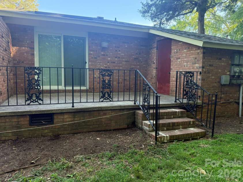 4915 Malibu Drive, Charlotte, NC 28215.  MLS# CAR4386939, YatesRealty ID 25764. 