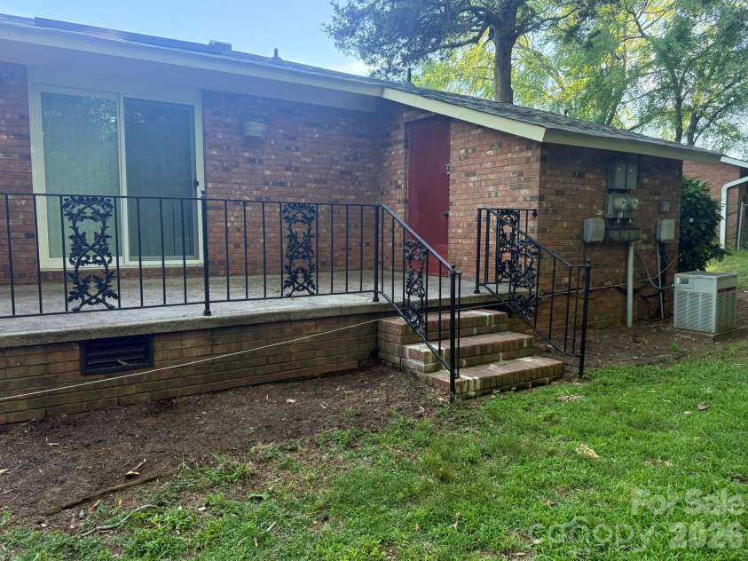 4915 Malibu Drive, Charlotte, NC 28215.  MLS# CAR4386939, YatesRealty ID 25764. 