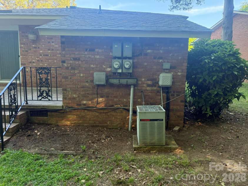 4915 Malibu Drive, Charlotte, NC 28215.  MLS# CAR4386939, YatesRealty ID 25764. 