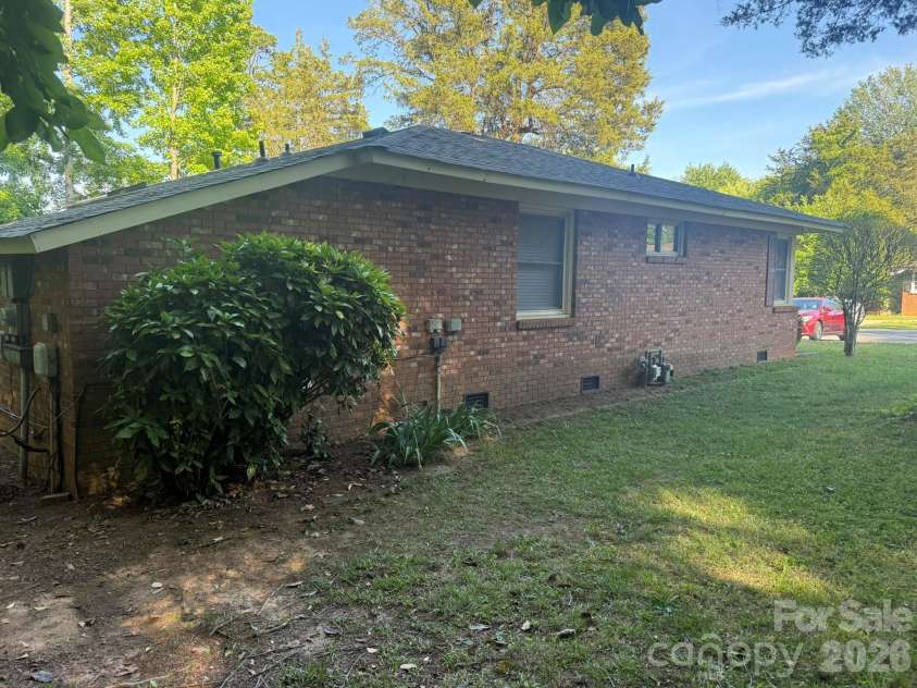 4915 Malibu Drive, Charlotte, NC 28215.  MLS# CAR4386939, YatesRealty ID 25764. 