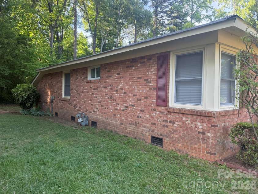 4915 Malibu Drive, Charlotte, NC 28215.  MLS# CAR4386939, YatesRealty ID 25764. 