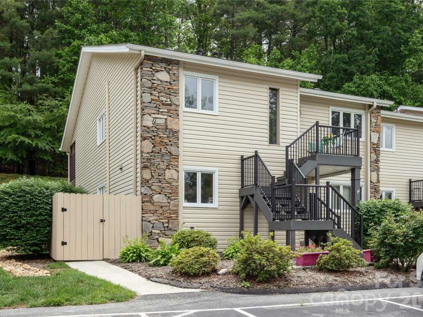 580 Britton Creek Drive, Hendersonville, NC 28791.  MLS# CAR4386506, YatesRealty ID 25766. 