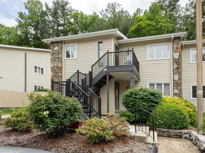 580 Britton Creek Drive, Hendersonville, NC 28791.  MLS# CAR4386506, YatesRealty ID 25766. 