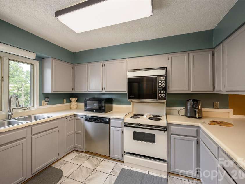 580 Britton Creek Drive, Hendersonville, NC 28791.  MLS# CAR4386506, YatesRealty ID 25766. 
