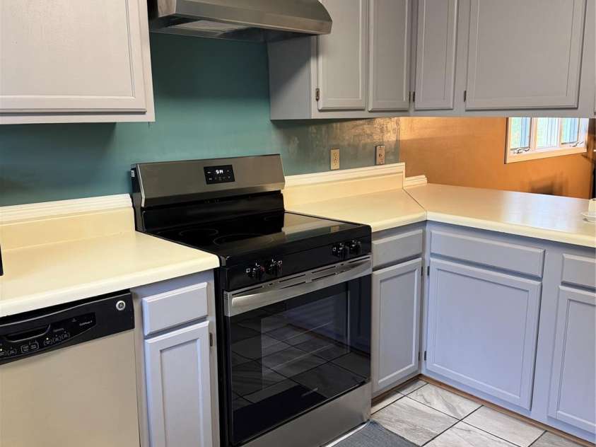 580 Britton Creek Drive, Hendersonville, NC 28791.  MLS# CAR4386506, YatesRealty ID 25766. 