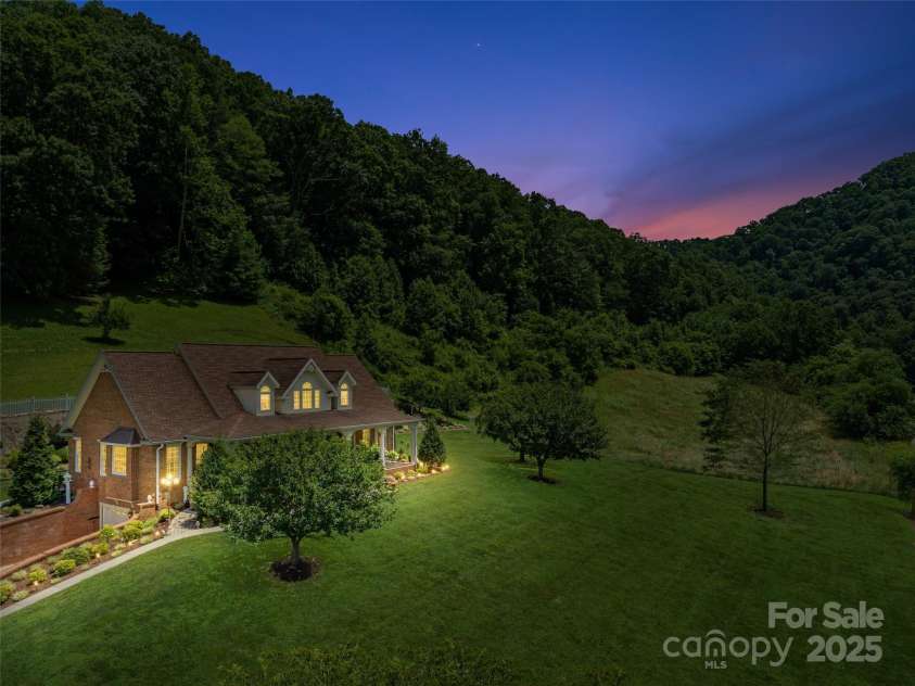 38 Peterson Lane, Green Mountain, NC 28740.  MLS# CAR4279349, YatesRealty ID 25769. 