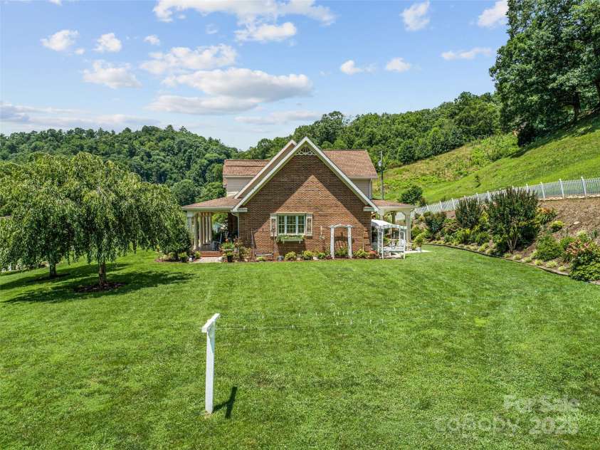 38 Peterson Lane, Green Mountain, NC 28740.  MLS# CAR4279349, YatesRealty ID 25769. 