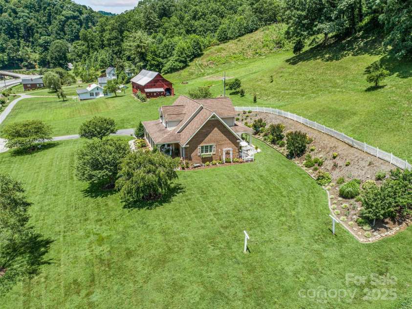 38 Peterson Lane, Green Mountain, NC 28740.  MLS# CAR4279349, YatesRealty ID 25769. 