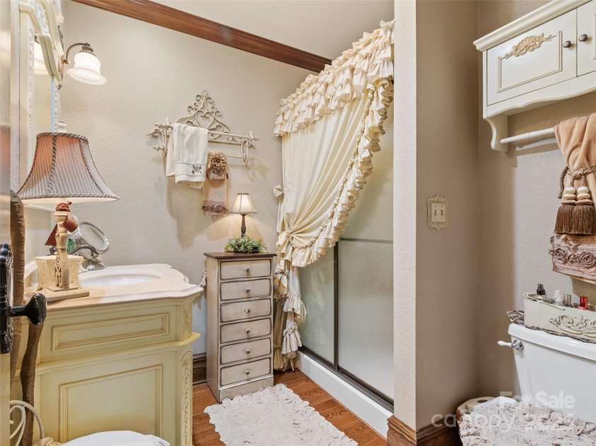 38 Peterson Lane, Green Mountain, NC 28740.  MLS# CAR4279349, YatesRealty ID 25769. Hall bath