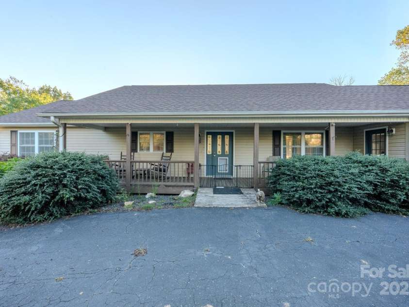 565 Overlook Drive, Spruce Pine, NC 28777.  MLS# CAR4308745, YatesRealty ID 2577. 