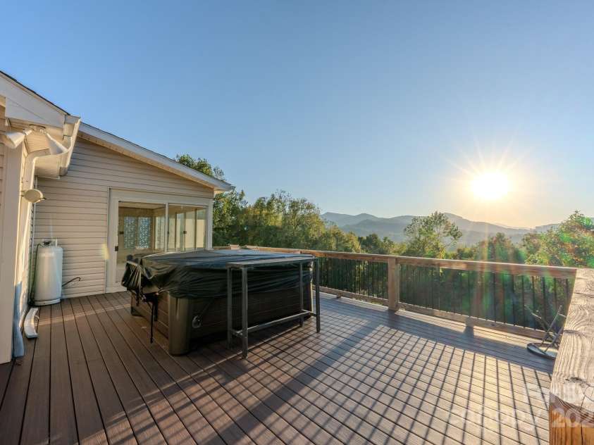 565 Overlook Drive, Spruce Pine, NC 28777.  MLS# CAR4308745, YatesRealty ID 2577. 