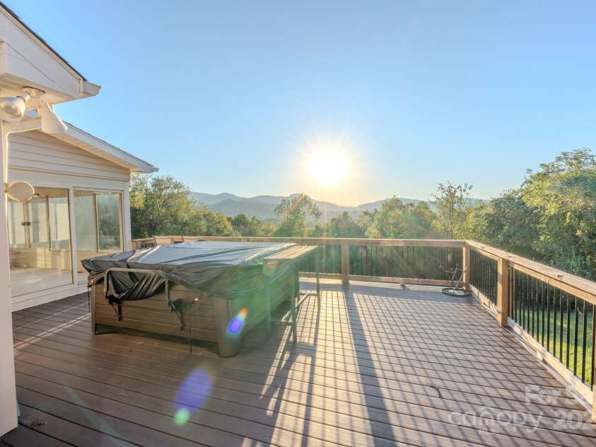 565 Overlook Drive, Spruce Pine, NC 28777.  MLS# CAR4308745, YatesRealty ID 2577. 