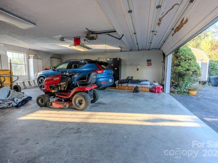 565 Overlook Drive, Spruce Pine, NC 28777.  MLS# CAR4308745, YatesRealty ID 2577. 