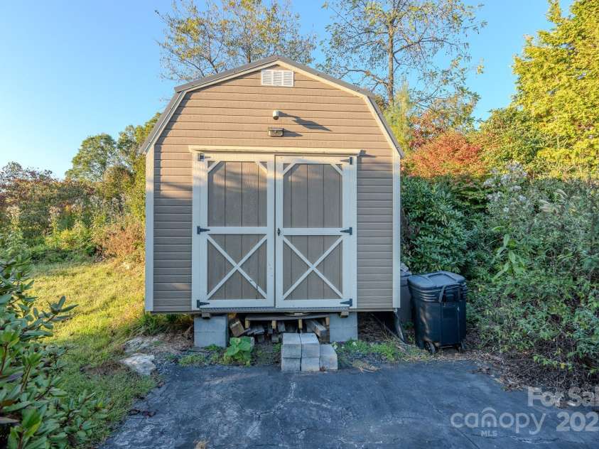 565 Overlook Drive, Spruce Pine, NC 28777.  MLS# CAR4308745, YatesRealty ID 2577. 