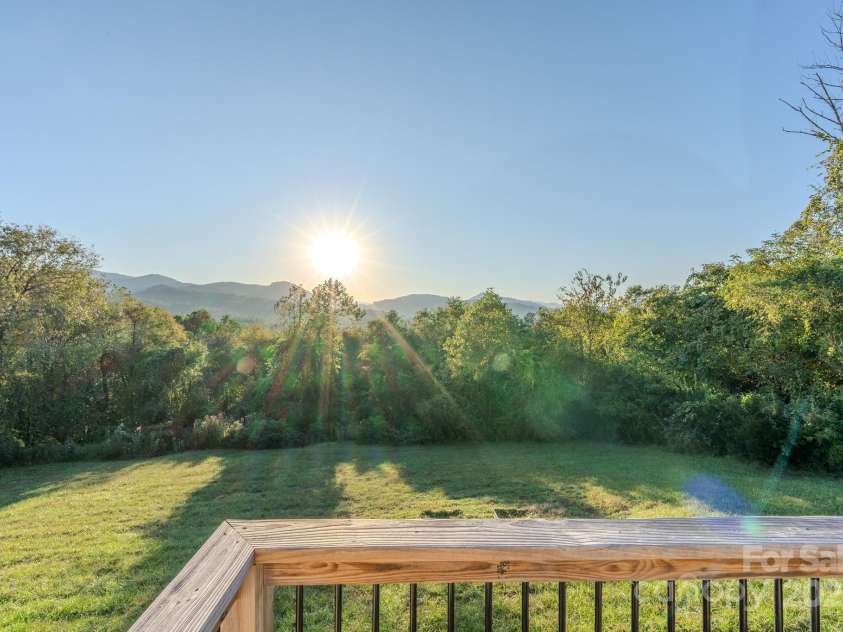 565 Overlook Drive, Spruce Pine, NC 28777.  MLS# CAR4308745, YatesRealty ID 2577. 