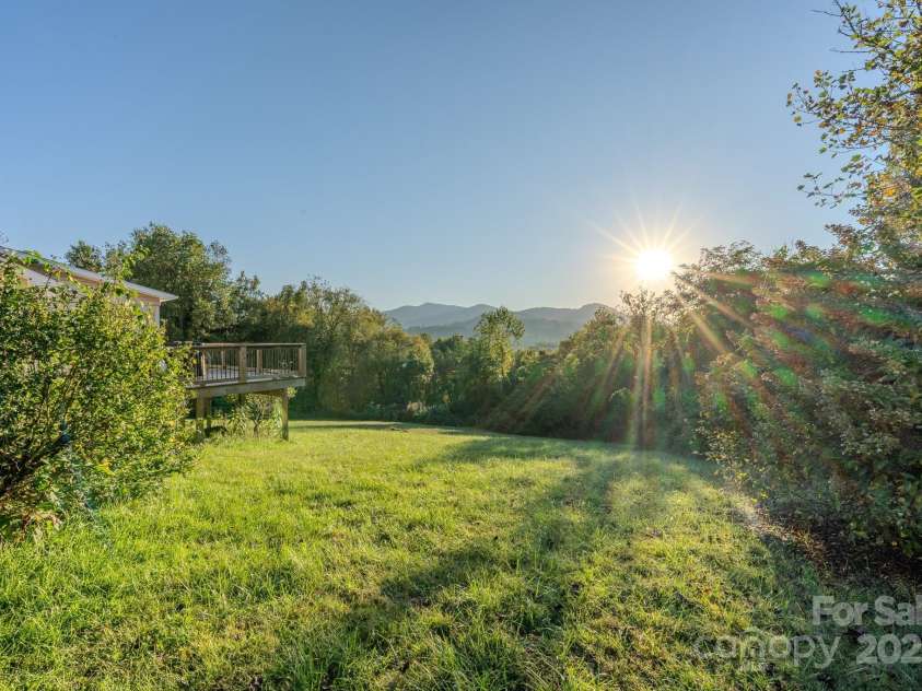 565 Overlook Drive, Spruce Pine, NC 28777.  MLS# CAR4308745, YatesRealty ID 2577. 