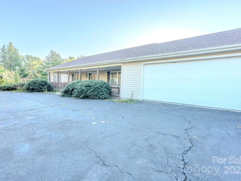 565 Overlook Drive, Spruce Pine, NC 28777.  MLS# CAR4308745, YatesRealty ID 2577. 