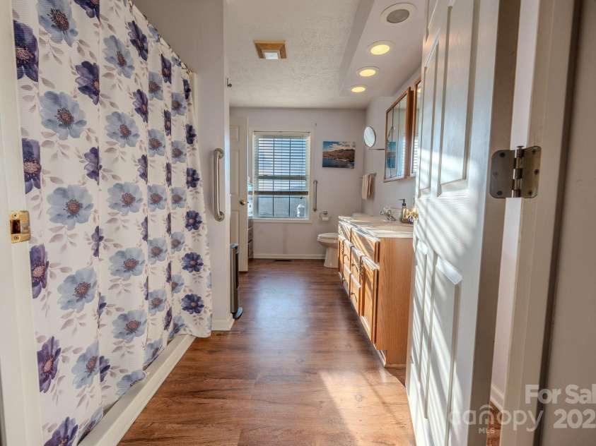 565 Overlook Drive, Spruce Pine, NC 28777.  MLS# CAR4308745, YatesRealty ID 2577. 