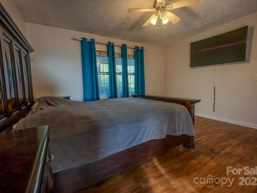 565 Overlook Drive, Spruce Pine, NC 28777.  MLS# CAR4308745, YatesRealty ID 2577. 