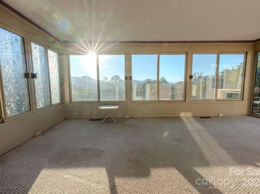 565 Overlook Drive, Spruce Pine, NC 28777.  MLS# CAR4308745, YatesRealty ID 2577. 