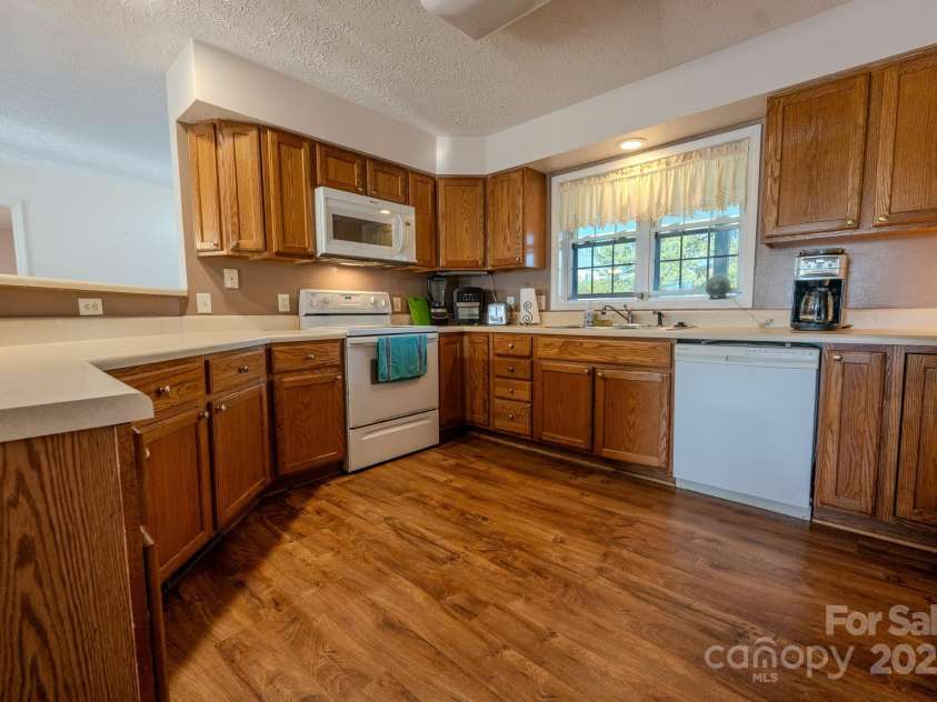 565 Overlook Drive, Spruce Pine, NC 28777.  MLS# CAR4308745, YatesRealty ID 2577. 