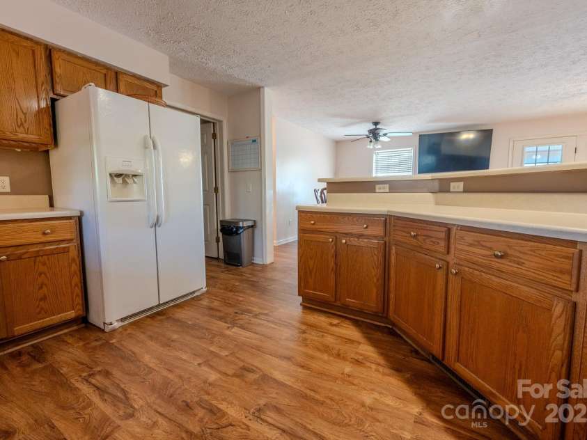 565 Overlook Drive, Spruce Pine, NC 28777.  MLS# CAR4308745, YatesRealty ID 2577. 