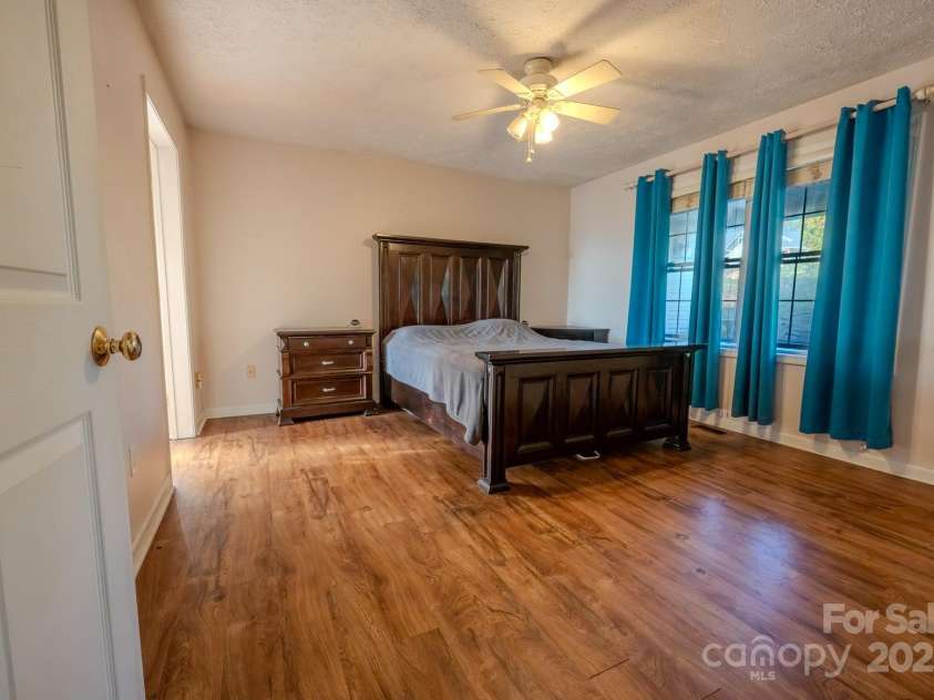 565 Overlook Drive, Spruce Pine, NC 28777.  MLS# CAR4308745, YatesRealty ID 2577. 