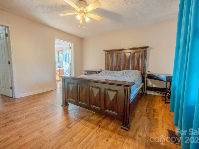 565 Overlook Drive, Spruce Pine, NC 28777.  MLS# CAR4308745, YatesRealty ID 2577. 