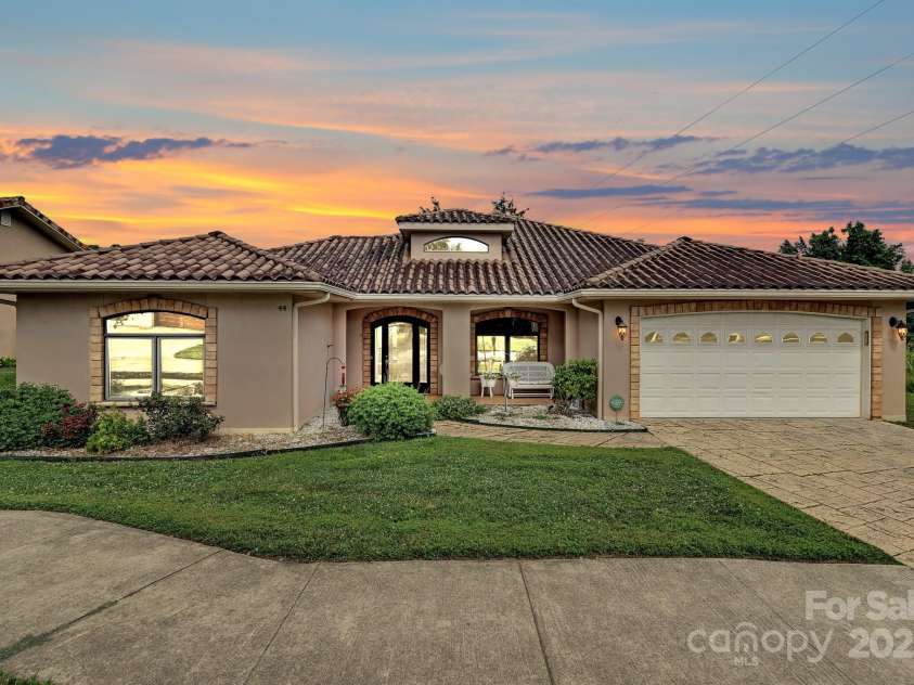 44 Pacifico Drive, Asheville, NC 28806.  MLS# CAR4279383, YatesRealty ID 25776. 