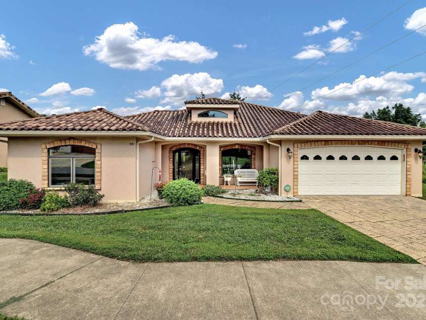 44 Pacifico Drive, Asheville, NC 28806.  MLS# CAR4279383, YatesRealty ID 25776. 