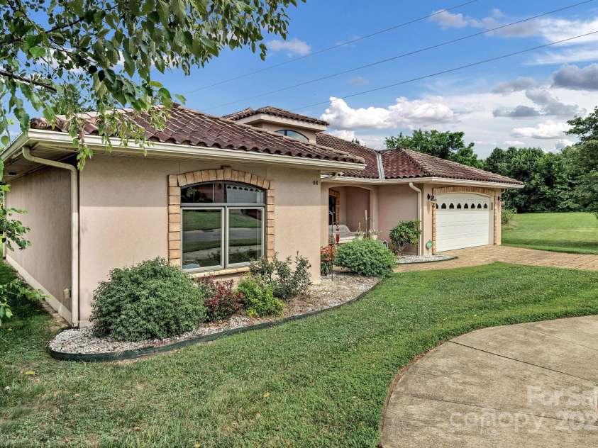 44 Pacifico Drive, Asheville, NC 28806.  MLS# CAR4279383, YatesRealty ID 25776. 