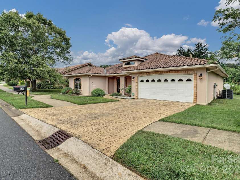 44 Pacifico Drive, Asheville, NC 28806.  MLS# CAR4279383, YatesRealty ID 25776. 