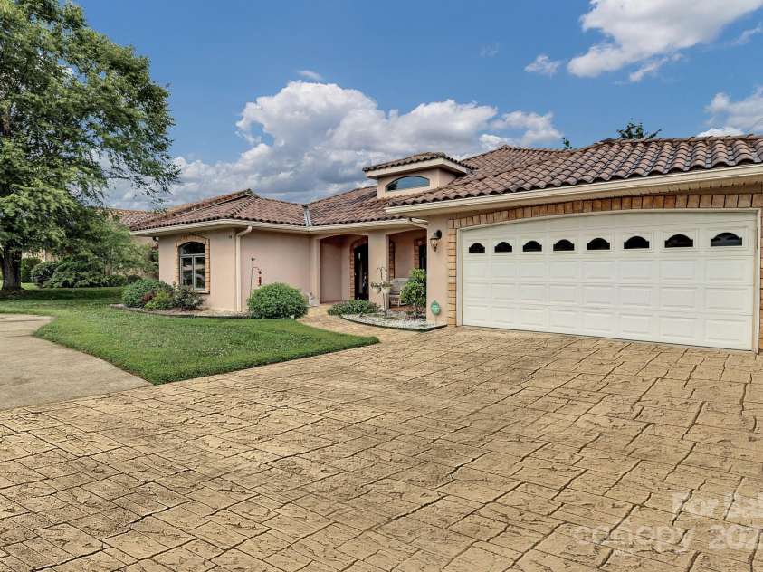 44 Pacifico Drive, Asheville, NC 28806.  MLS# CAR4279383, YatesRealty ID 25776. 