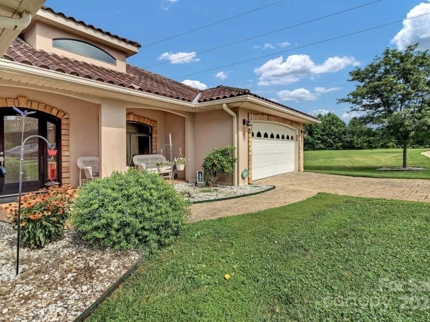 44 Pacifico Drive, Asheville, NC 28806.  MLS# CAR4279383, YatesRealty ID 25776. 