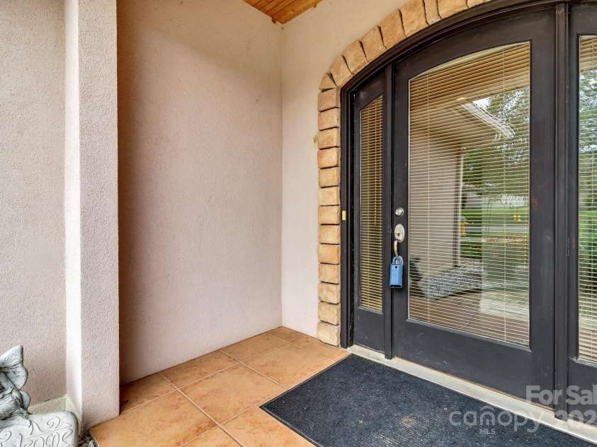 44 Pacifico Drive, Asheville, NC 28806.  MLS# CAR4279383, YatesRealty ID 25776. 