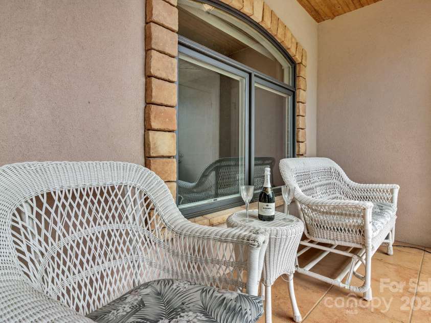 44 Pacifico Drive, Asheville, NC 28806.  MLS# CAR4279383, YatesRealty ID 25776. 