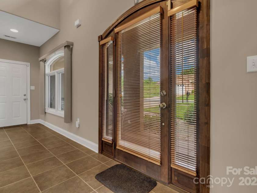 44 Pacifico Drive, Asheville, NC 28806.  MLS# CAR4279383, YatesRealty ID 25776. 