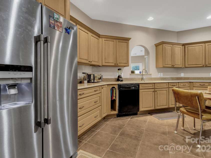 44 Pacifico Drive, Asheville, NC 28806.  MLS# CAR4279383, YatesRealty ID 25776. 