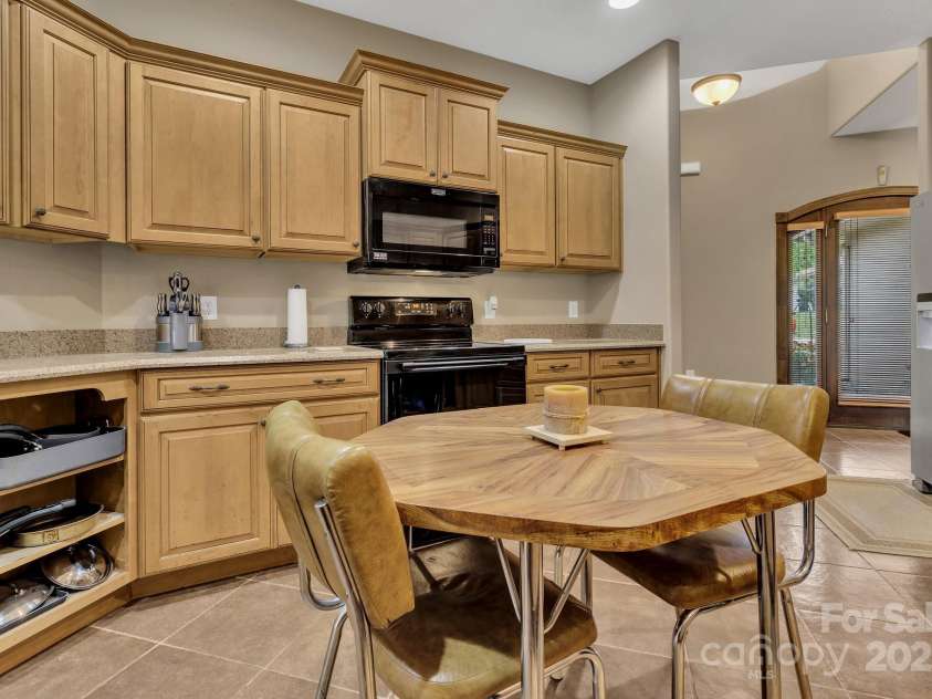 44 Pacifico Drive, Asheville, NC 28806.  MLS# CAR4279383, YatesRealty ID 25776. 