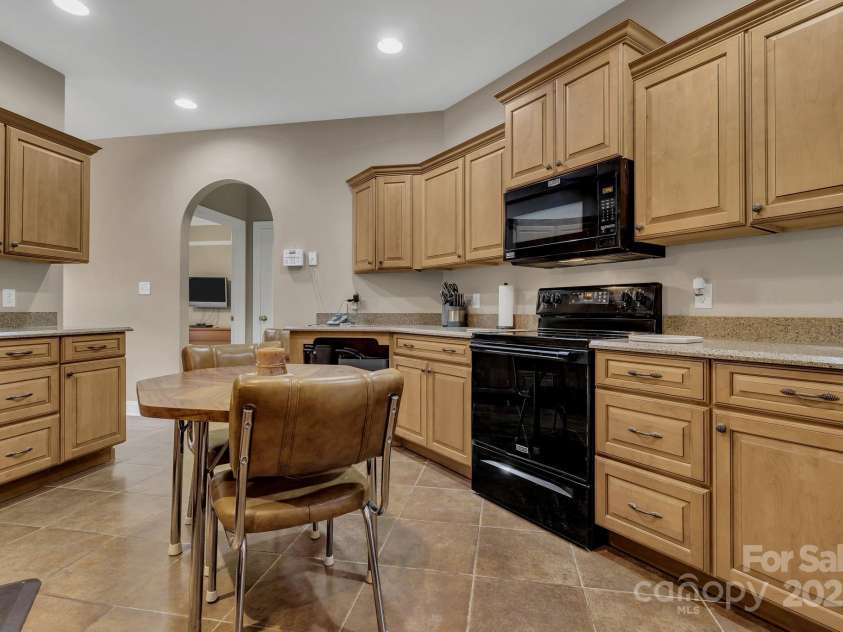 44 Pacifico Drive, Asheville, NC 28806.  MLS# CAR4279383, YatesRealty ID 25776. 