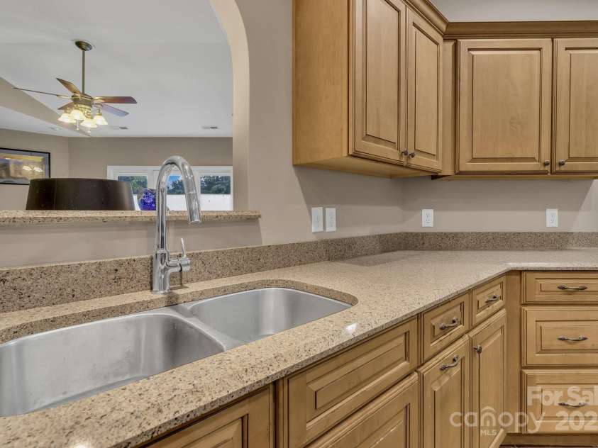 44 Pacifico Drive, Asheville, NC 28806.  MLS# CAR4279383, YatesRealty ID 25776. 