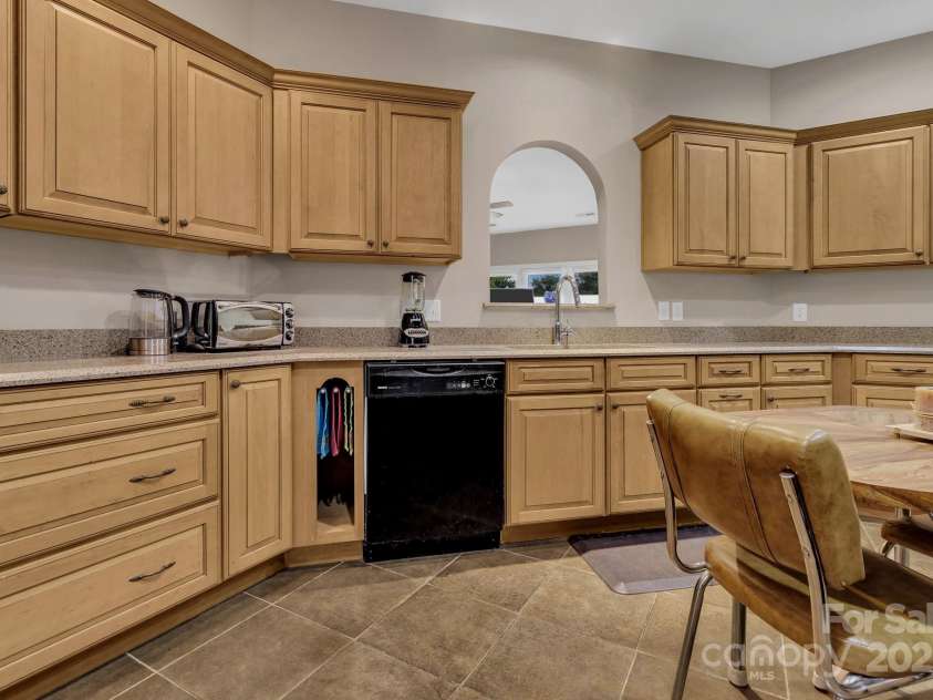 44 Pacifico Drive, Asheville, NC 28806.  MLS# CAR4279383, YatesRealty ID 25776. 