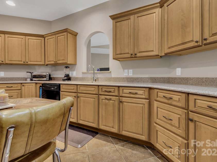 44 Pacifico Drive, Asheville, NC 28806.  MLS# CAR4279383, YatesRealty ID 25776. 