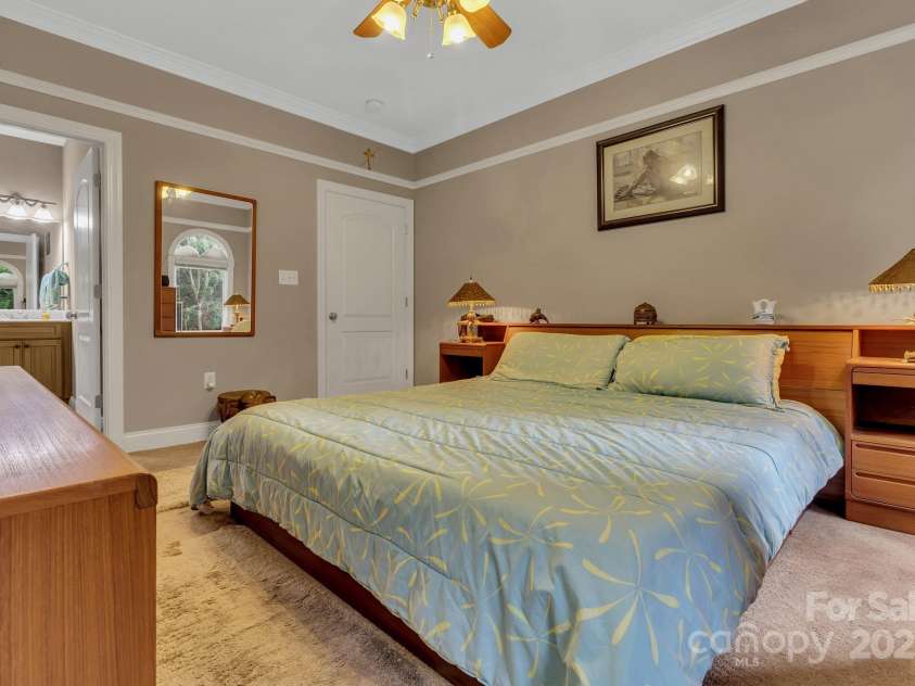 44 Pacifico Drive, Asheville, NC 28806.  MLS# CAR4279383, YatesRealty ID 25776. 