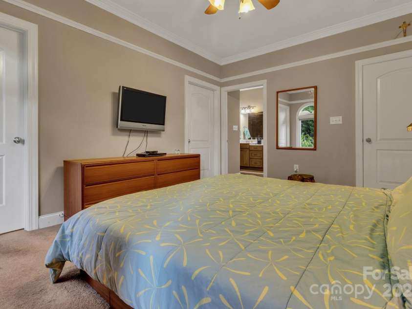 44 Pacifico Drive, Asheville, NC 28806.  MLS# CAR4279383, YatesRealty ID 25776. 