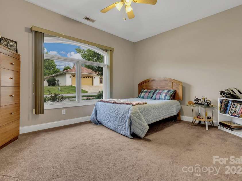 44 Pacifico Drive, Asheville, NC 28806.  MLS# CAR4279383, YatesRealty ID 25776. 